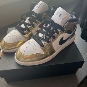 Jordan 1’s mid. Size 3Y